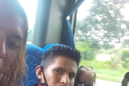 La fallecida con su esposo, quien no aparece. Junto a ellos sus dos pequeñas niñas.