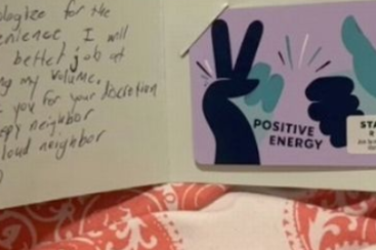 La mujer hasta recibió una tarjeta de regalo de Starbucks de su vecino tras quejarse de sus ruidos.