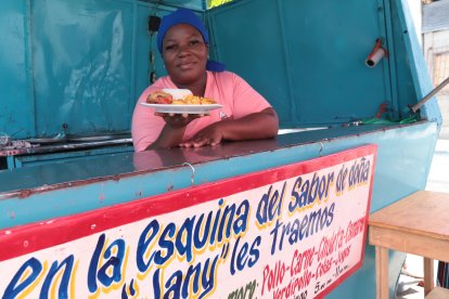 Desde hace cuatro años Janina atiende en su local de comida desde las 17:00 a 23:00.