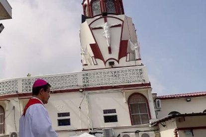 Monseñor Luis Cabrera junto a la imagen del Cristo del Consuelo durante la grabación del  rezo de las estaciones del Víacrucis.
