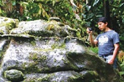 Esta piedra es uno de los vestigios arqueológicos.