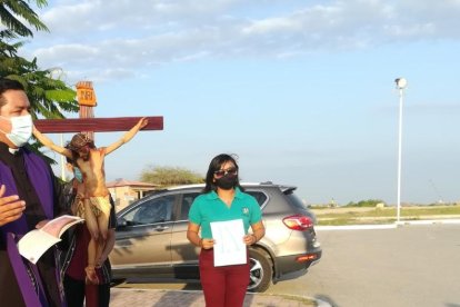 El sacerdote Marco Murillo en la reflexiones en cada una de las estaciones.