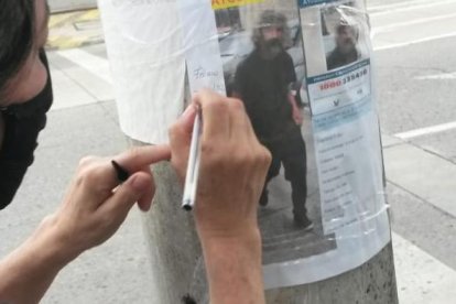 Todos los días Bella sale a pegar los volantes con la información de su hermano.