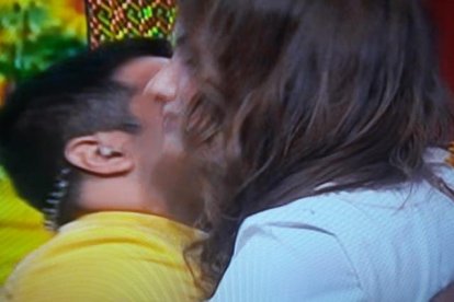 Su compañero Henry Bustamante la abraza al inicio del programa.