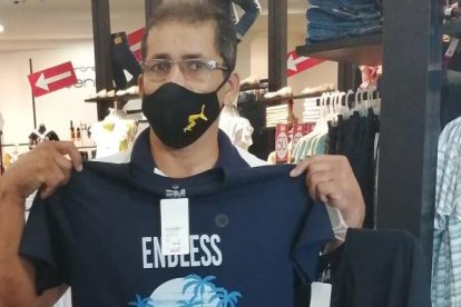 El feliz ganador comprando 'cachina' nueva.