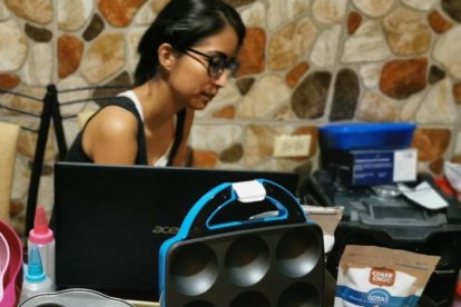Angie Rubio aprende repostería a través de su computador.