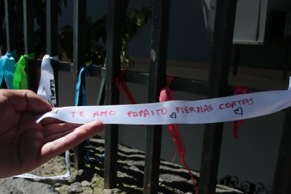 Los mensajes están  escritos con marcadores de colores.