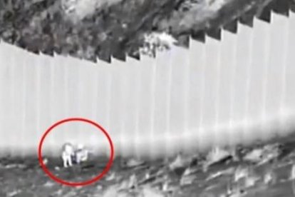 Cámaras captaron el momento en que las niñas fueron abandonadas por los coyoteros.