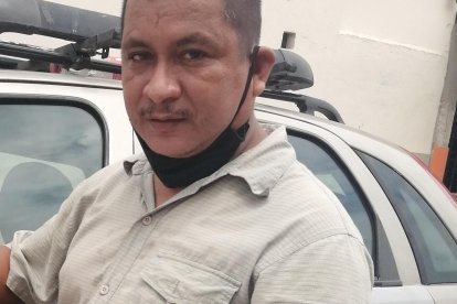 Enrique Meléndres Gavilánez, chofer, 'felizote' con su ejemplar de Diario EXTRA.