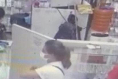 El mismo 30 de marzo hurta el dinero de la caja de un local de bisutería. Llegó en compañía de una mujer.