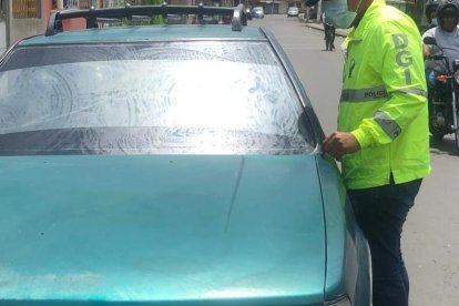 El auto Nissan es revisado por un gendarme de la Policía.