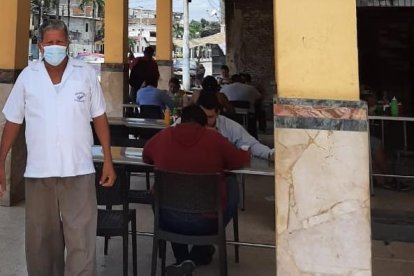 Ángel Macías, propietario de Picantería Ángelito, atienden desde su local ubicado en la Francisco de Marco y la 11.
