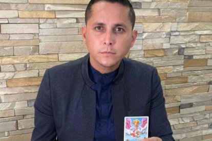 El psíquico Ángel de Amor les recomienda un baño de perdón a los candidatos.