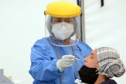 Ciudadanos acuden a los hospitales capitalinos buscando atención médica.