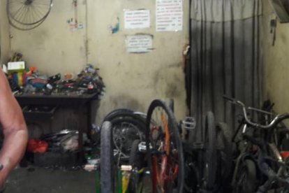 Vicente Molina Quito es un mecánico que lleva más de cuadro décadas restaurando las 'bicis' de la gente del Suburbio de Guayaquil.
