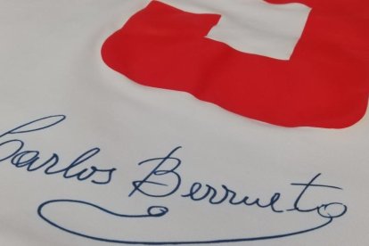 La camiseta de colección, que forma parte de las recompensas, lleva la firma del Gringo.