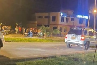 Las personas que estuvieron en contra de la detención atacaron a los policías.