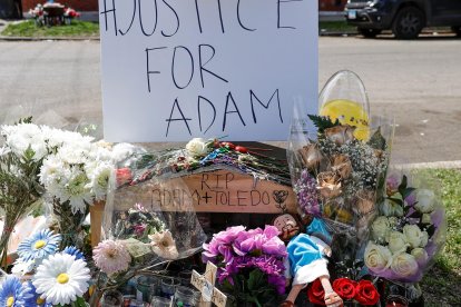 Un pequeño altar improvisado, instalado cerca del callejón donde ocurrió la tragedia.