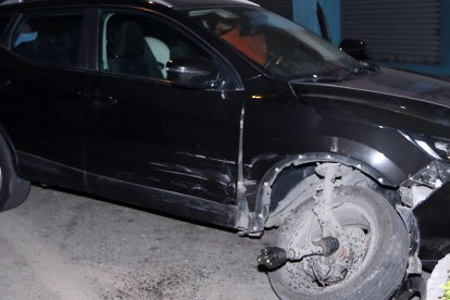 Uno de los carros afectados resultó con la llanta delantera derecha averiada.