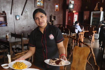 Esther Lazo, propietaria de Picantería Cuencana, lleva dos años preparando cerdo al horno en Guayaquil.