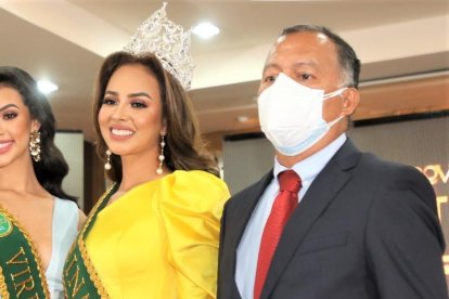 La reina Paola Vergara y la virreina Valentina Asanza con el prefecto Clemente Bravo.