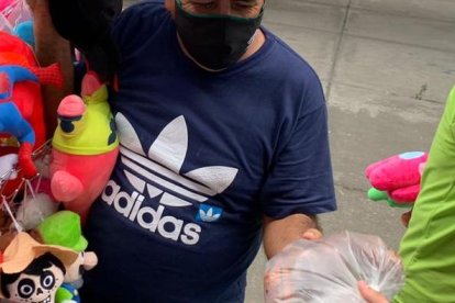 Ochenta fundas de comida se repartieron previo al toque de queda del fin de semana.