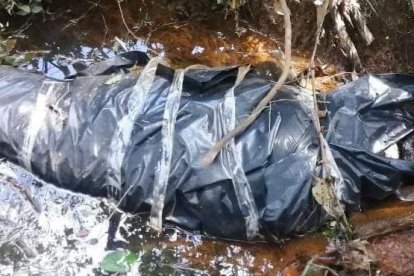 El cuerpo estaba embalado con plásticos negros y cintas de embalaje.