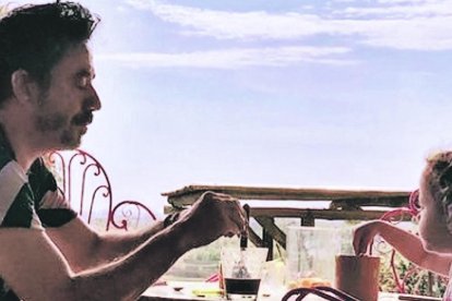 Pablo con su nieta Bernardita.