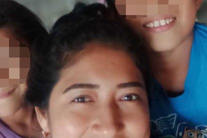 Danna junto a su madre y hermano mayor, Ángel, de 11 años, quien la extraña en casa.