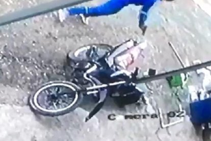 El asesino remató al perjudicado en el piso.