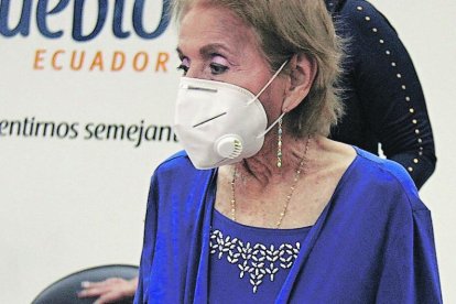 Doña Fresia se encuentra bajo los cuidados de dos enfermeras.