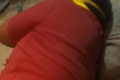 Esta foto de la víctima amarrado dentro de una casa fue enviada a sus familiares.