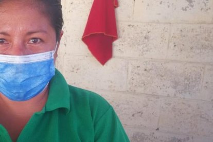 Fátima Robles es otra de la comerciantes que madruga a preparar el pescado.