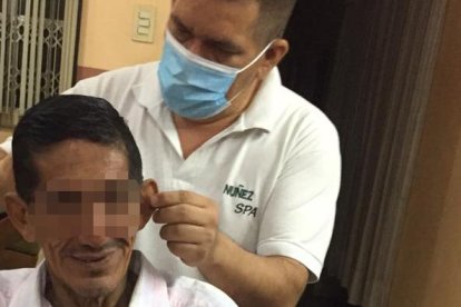 Luego de comer, ellos se bañaron, los ‘peluquearon’ y viven en nueva 'caleta'.