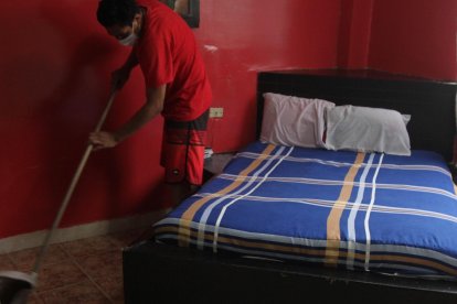 Gabriel Pincay es uno de los cuatro empleados que continúan laborando en el hotel de Kathy.