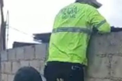 Los agentes subieron por las paredes para dar con la guarida de los sospechosos.