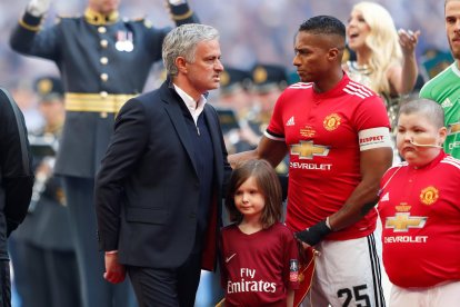 Jose Mourinho y Antonio Valencia en su paso por el Manchester United.