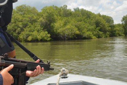Miembros de la Armada del Ecuador realizan patrullajes por el golfo de Guayaquil