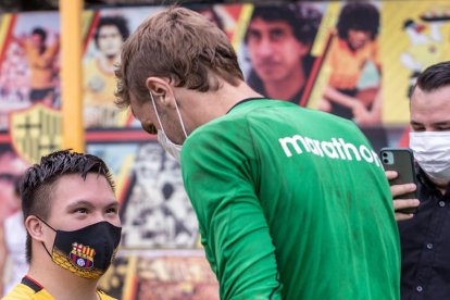 Jhonny saludó con Javier Burrai quien le obsequió sus guantes.