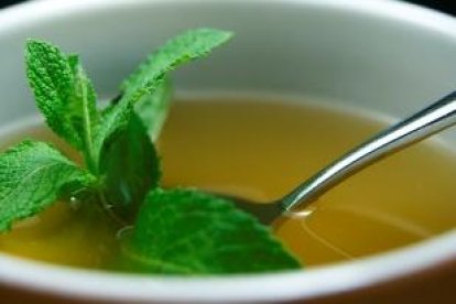 El chef recomienda el caldo de pollo con cinco hojitas de hierbabuena.