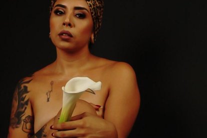 Karla realiza fotos en donde se muestra desnuda, pero de una forma artística.