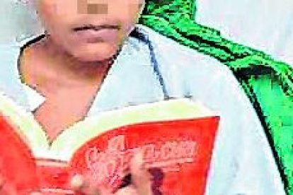 A Jhostin le gusta mucho leer la Biblia, su libro favorito son los Salmos.