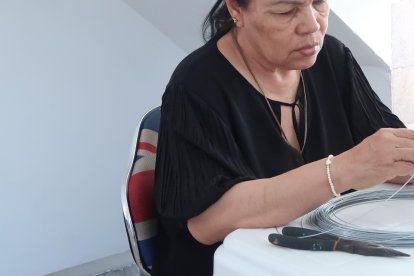 Minerva es muy hábil con sus manos, con las cuales le da forma a los ganchos colgantes de las piñatas.