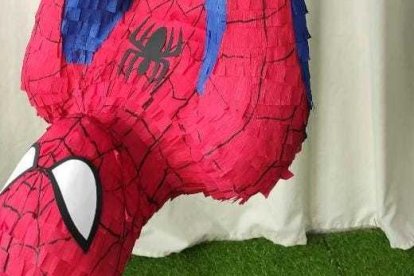 Los precios varían según el pedido. Una piñata de 50 centímetros cuesta $ 10 y una en 3d  vale $ 25.