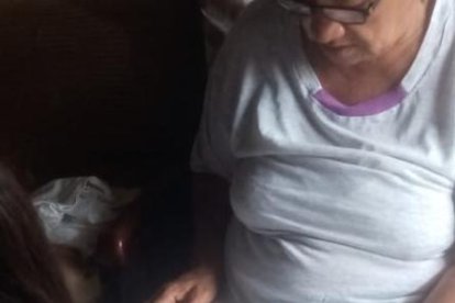 Vilma desempolva sus conocimientos con su nieta, quien usa cuadernos reciclados regalados.