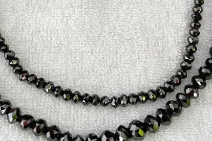 Este es el collar de zafiros que pretendían vender los sospechosos.