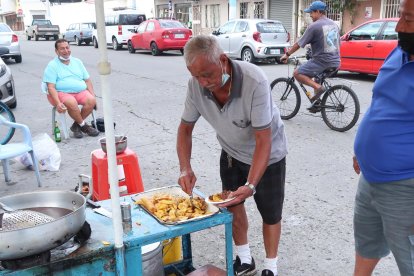 Ignacio Rosado siempre llega a la zona con su fritada.
