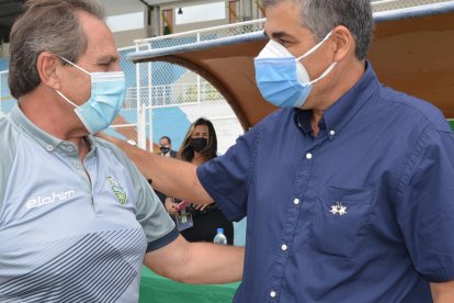 Patricio Lara (i), entrenador del Orense, fue a felicitar al Sachi Escobar por su regreso a los banquillos.