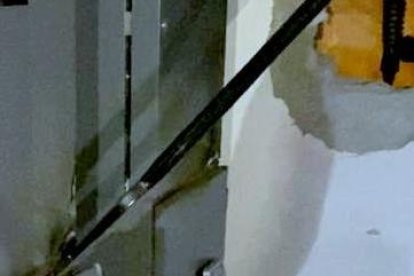 Así dejaron la parte trasera de los cajeros los sospechosos de origen chileno.