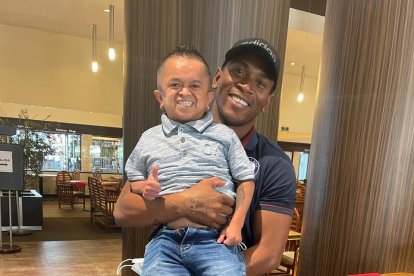 Jorgito con el futbolista Bryan el 'Cuco' Angulo.